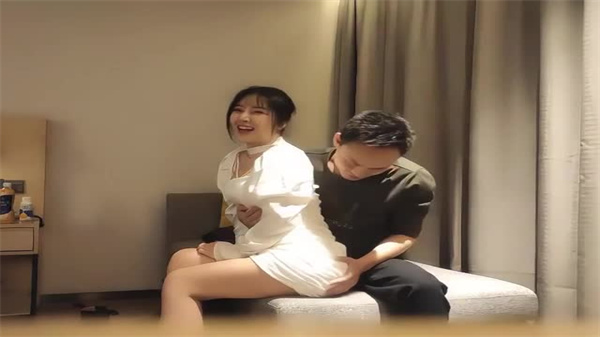 步宾探花长相甜美极品白裙妹.