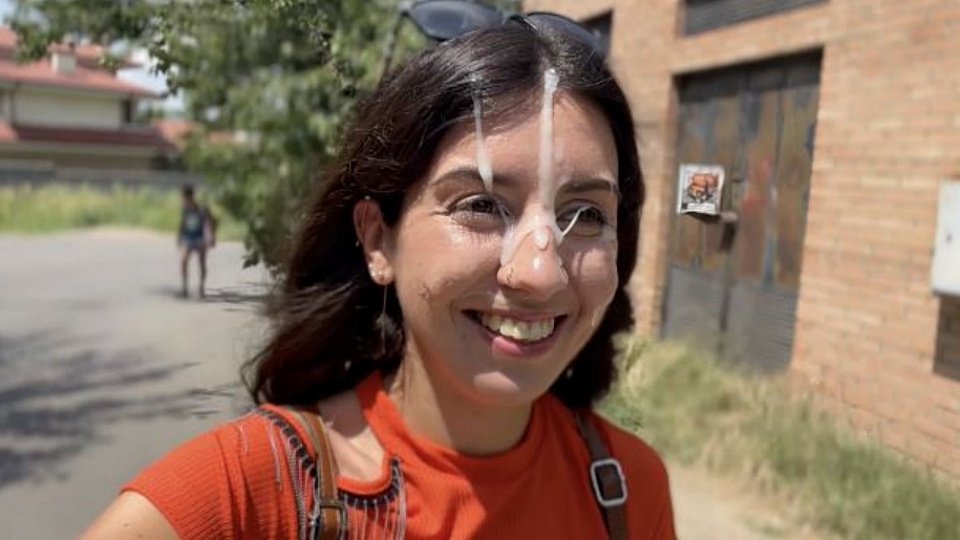 疯狂女孩在灌木丛里口交，颜射后在大庭广众之下行走